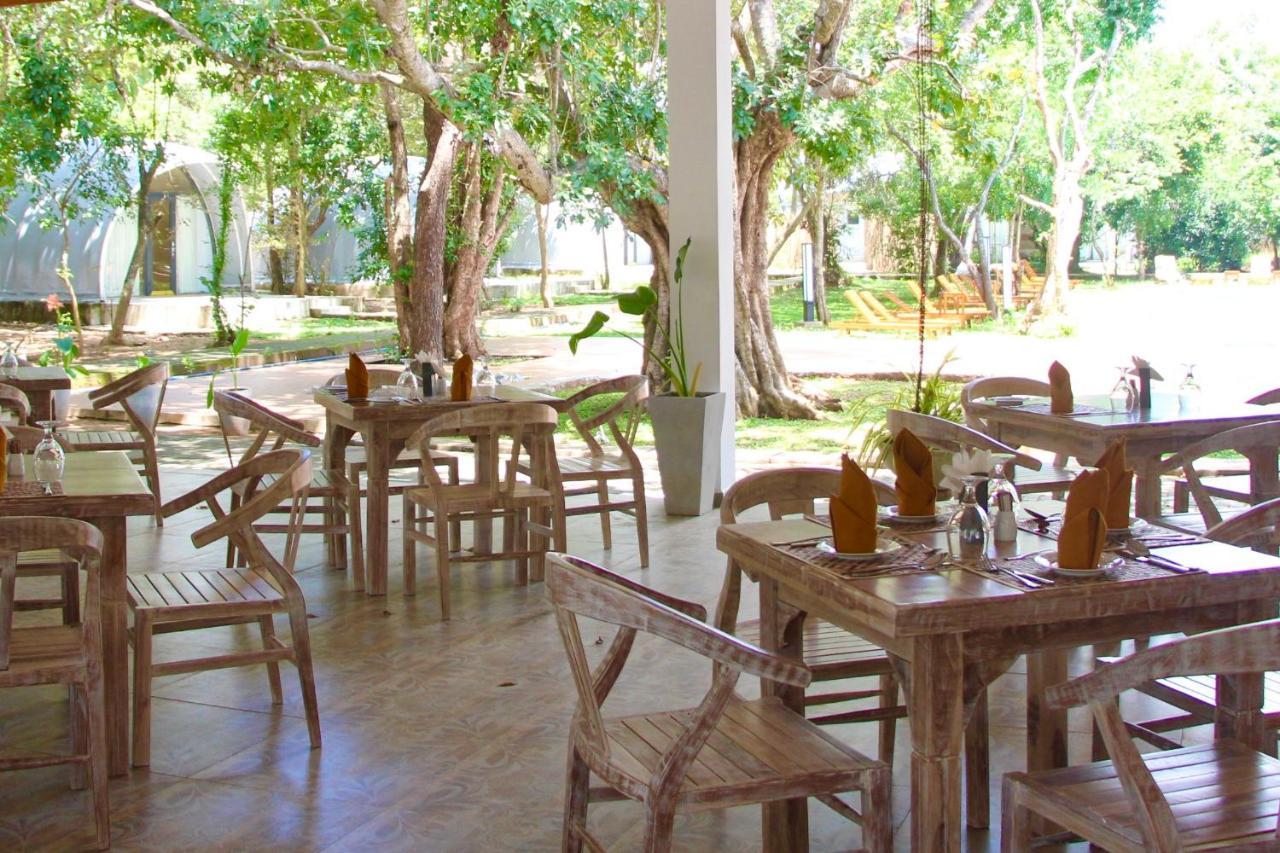 Nivadoo Resort Sigirija Zewnętrze zdjęcie The restaurant at the resort