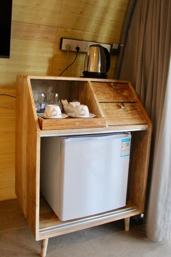 Nivadoo Resort Sigirija Zewnętrze zdjęcie A small refrigerator in a hotel room