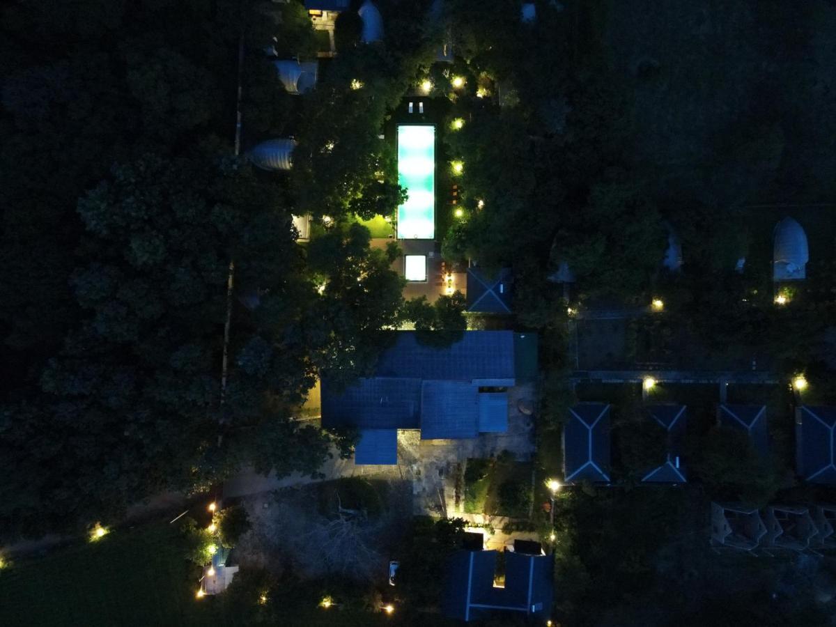 Nivadoo Resort Sigirija Zewnętrze zdjęcie Aerial view of the house at night