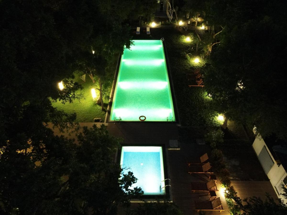 Nivadoo Resort Sigirija Zewnętrze zdjęcie The swimming pool at night