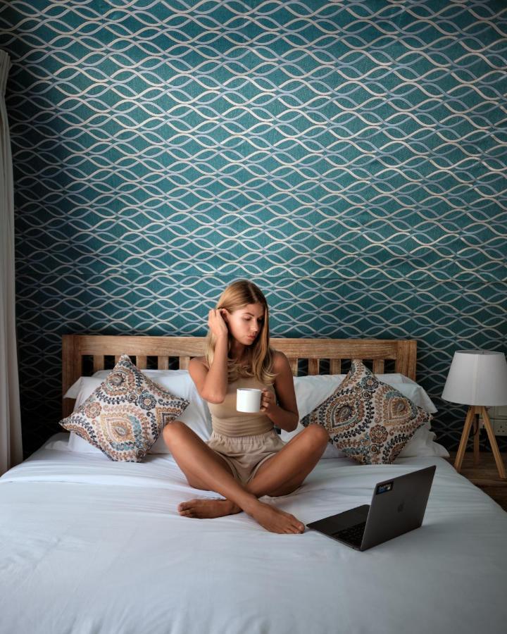 Nivadoo Resort Sigirija Zewnętrze zdjęcie A woman sitting on a bed